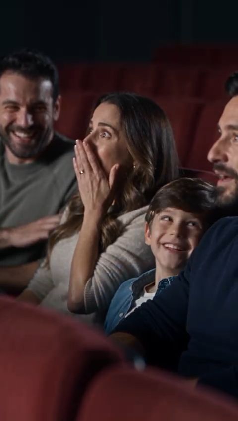 Una familia reacciona emocionada en la sala de cine